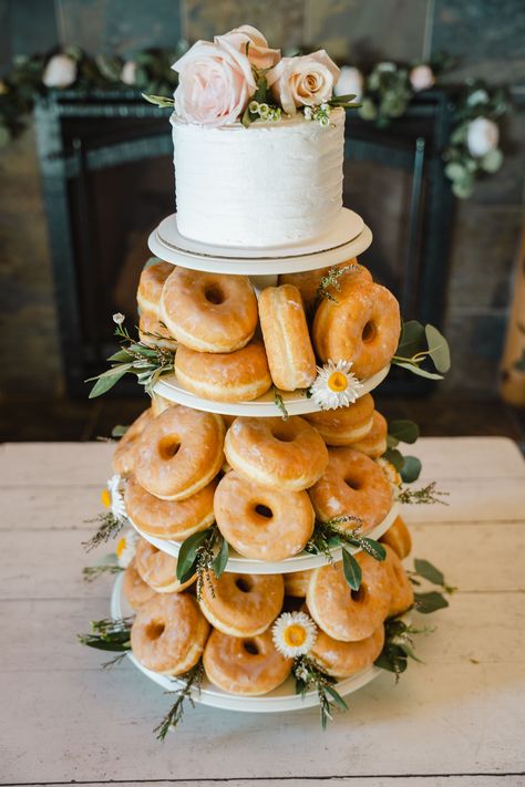 Wedding Doughnut Tower, Apple Cider Donut Wedding Cake, Fancy Donuts Wedding, Donut Cake Wedding, Donuts For Wedding, Donut Tower Wedding, Doughnut Tower, Doughnuts Wedding, Doughnut Wedding Cake