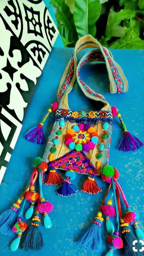 Buddha Portrait, Boho Chic Bags, Sac Diy, Mode Hippie, Bright Boho, Ethnic Bag, Diy Bag Designs, Hippie Bags, Potli Bags