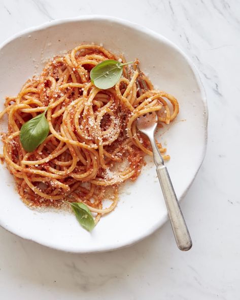 Pasta Pomodoro - What's Gaby Cooking Pomodoro Spaghetti, Spaghetti Pomodoro, Pomodoro Sauce, Pasta Pomodoro, Lemon Spaghetti, Roasted Red Pepper Pasta, Pasta Puttanesca, Spicy Pasta, Whats Gaby Cooking