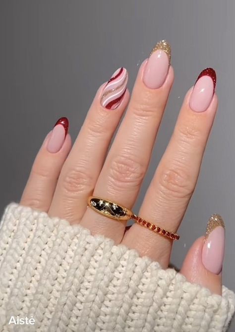 Nail Art Noel, Christmas Help, Red And Gold Nails, Christmas Nail Ideas, Sparkling Christmas, Retro Nails, Christmas Gel Nails, Casual Nails, Glow Nails