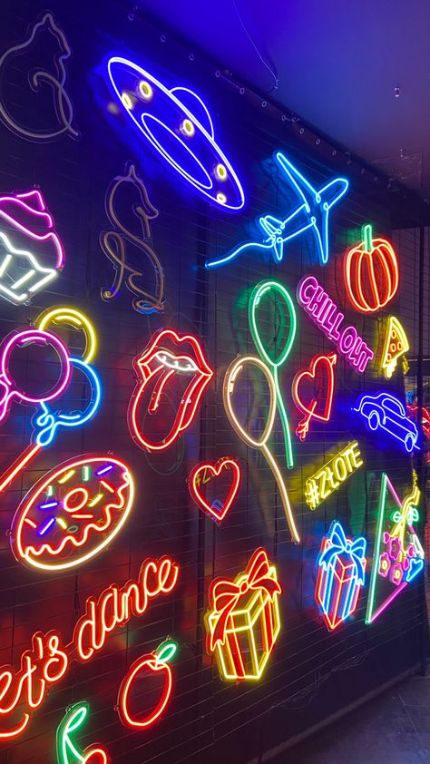 Neon Astethic, Neon Drink, Neon Lights Wallpaper, Neon Lights Aesthetic, Neon Pictures, Club Decoration, Neon Light Wallpaper, Restaurant Design Inspiration, Neon Sign Wall