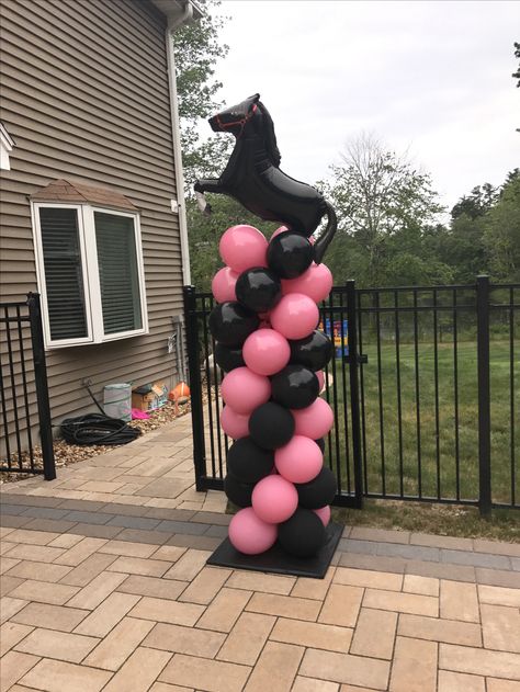 Horse Theme Balloon Garland, Horse Balloon Garland, Western Theme Party Decorating Ideas, Candy Bar Comunion, Horse Balloons, Derby Time, Beautiful Balloons, Pony Birthday Party, Horse Birthday Parties