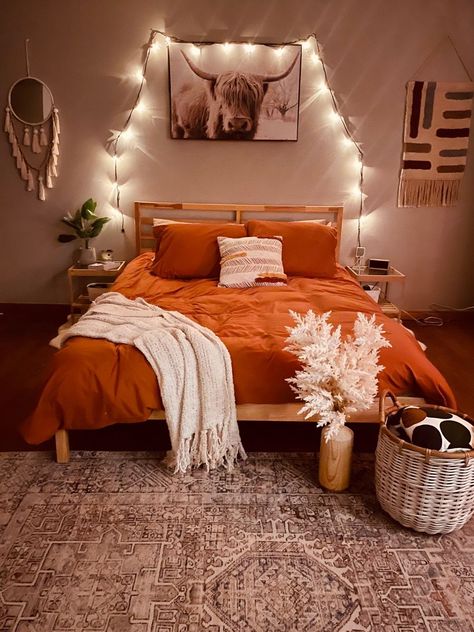 Room Ideas Aesthetic Burnt Orange, Orange Theme Bedroom Room Ideas, Bedroom With Orange Bedding, Burnt Orange Themed Bedroom, Auburn Bedroom Ideas, Fall Themed Dorm Room, Boho Burnt Orange Bedroom, Burnt Orange And White Bedroom, Burnt Yellow Bedroom