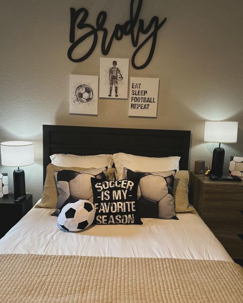 Teenage Soccer Bedroom, Sporty Room Ideas, Sporty Bedroom Ideas, Boys Soccer Bedroom, Sporty Bedroom, Soccer Bedroom, Boys Bed, Sports Bedroom, Relationship Pics