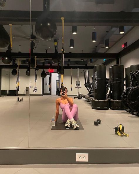 Gym Mirror Selfie Female, Gym Mirror Pics, Gym Pictures Ideas, Aesthetic Gym Pics, Gym Photoshoot Women, Gym Mirror Selfie, Gym Poses, Gym Selfies, Gym Pic