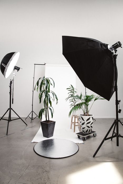 A professional photography studio set up Diy Photo Studio, Photography Studio Spaces, Photography Studio Setup, Umbrella Photography, Photography Lighting Setup, Professional Photography Studio, Home Studio Photography, Montage Photo, Lighting Equipment