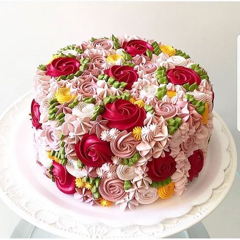 Buttercream cake! Unusual and very beautiful! Cake Cover, Floral Cake, Cake Decorating Tips, Buttercream Cake, Pretty Cakes, Creative Cakes, Cake Inspiration, Cakes And More, Christmas Cake