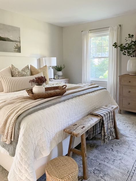 End Of Bed Decor Ideas, Rustic Bedroom Bench, Airy Bedroom Ideas Cozy, Vintage Farmhouse Style Bedroom, European Farmhouse Bedroom Decor, Vintage Master Room, Rustic Bench Bedroom, Vintage Farmhouse Bedroom Decor, Rustic Beach House Decor Coastal Style