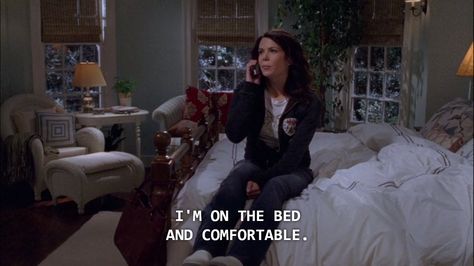 Movie Interior Design, Gilmore House, Gilmore Girls House, Movie Interior, Gilmore Quotes, Gilmore Girls Lorelai, Childhood Bedroom, Cottage Grandma, Rory And Jess