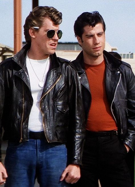 Jeff Conaway (Kenickie) and John Travolta (Danny Zuko) Greaser Guys, Grease John Travolta, Greaser Outfit, Grease Outfits, Grease 1978, Grease Movie, Grease Is The Word, Danny Zuko, Look 80s