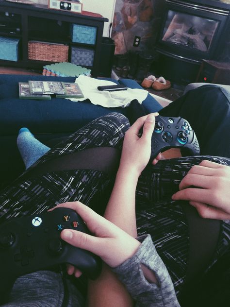 Cute gamer couple Gamer And Reader Couple, Cute Gamer Couple, Gamer Bf And Gf, Gamer Bf Aesthetic, Playing Videogame Aesthetic, Lap Game, Parallel Play, Games Couple, Couple Apartment