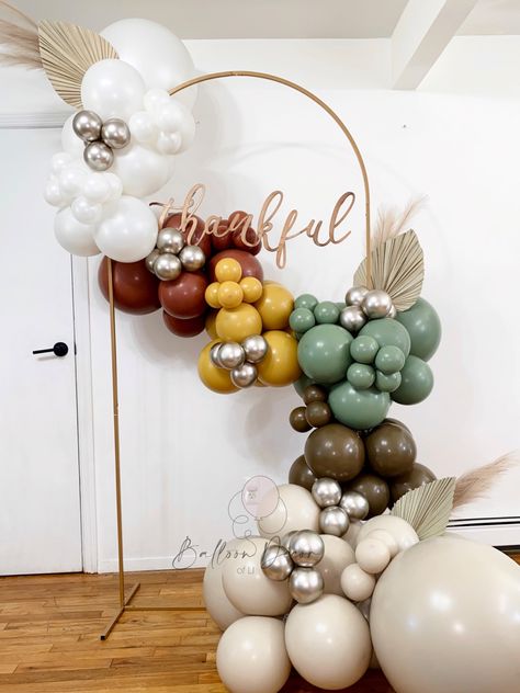 Thanksgiving balloon decoration! Perfect for thanksgiving dinner!🍁🍂 Balloons On Arch Backdrop, Thanksgiving Arch Decor, Thanksgiving Balloon Garland Ideas, Thanksgiving Ballons Arch, Friendsgiving Balloon Garland, Thanksgiving Decorations Balloons, Thanksgiving Balloon Arch, Thanksgiving Balloon Decorations, Thanksgiving Backdrop Ideas