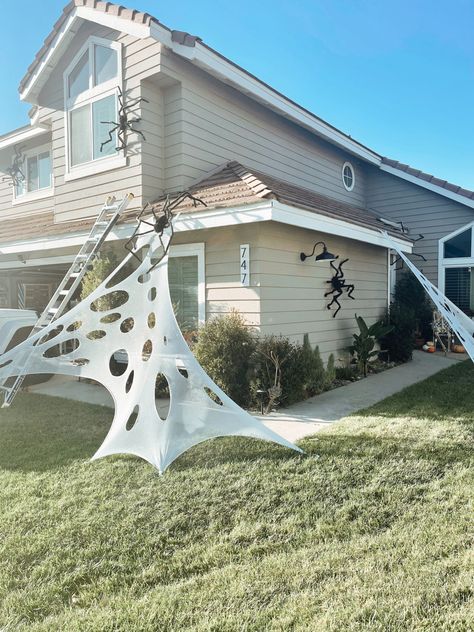 Diy Spider Outdoor Decoration, Outside Exterior House, Exterior House Decorations, Exterior House Decor, Haunted Props, House Spider, Halloween Outside, Spider Webs, House Decorations