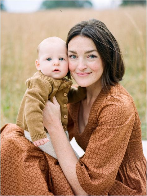 3 Month Old Baby Pictures, Fall Photoshoot Family, Six Month Baby, Winter Lifestyle, 6 Month Baby Picture Ideas, Baby Family Pictures, Autumn Family Photography, Winter Family Photos, Family Maternity Photos