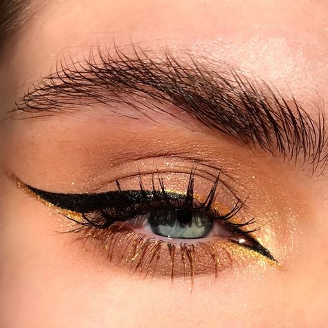 Matte Make Up, Gold Eyeliner, Glitter Eyeliner, Eye Makeup Designs, Makijaż Smokey Eye, Edgy Makeup, Makeup Eye Looks, Creative Eye Makeup, Makeup Hacks