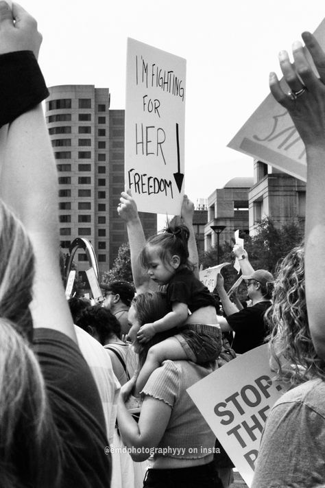 Women Rights Ideas, Feminist Protest Signs, Feminist Photography, Pride Protest, Freedom Protest, Women Protesting, Womens Protest, Feminist Protest, What Is Feminism