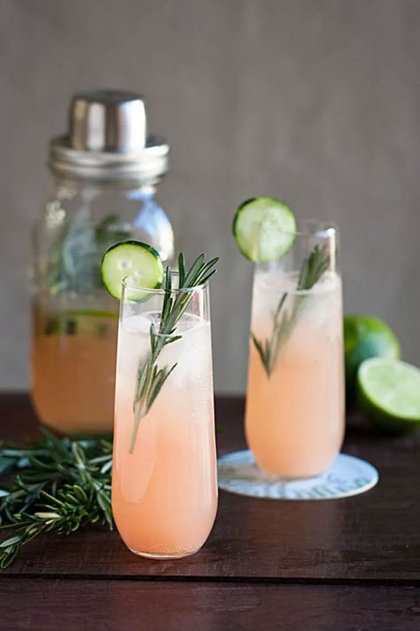 Fresca Cocktail, Fruity Summer Cocktails, Easy Spring Cocktails, Types Of Drinks, Resep Koktail, Fruity Recipes, Spring Cocktails, Sazerac, Fancy Drinks