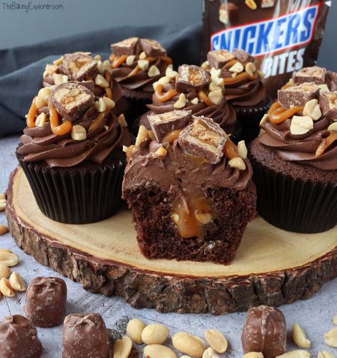 Snickers Cupcakes, Snicker Cupcakes, Cake Mix Cupcakes, Gourmet Cupcakes, Cupcake Flavors, Pudding Desserts, Savoury Cake, Chocolate Cupcakes, Pavlova