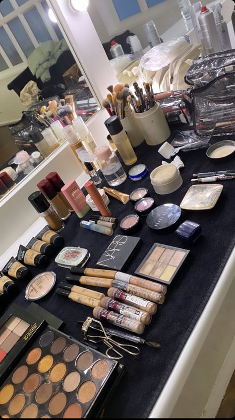 Backstage Makeup Room, Mua Room, Make Up Artist Aesthetic, Mua Aesthetic, Makeup Artist Aesthetic, Makeup Artist Working, Makeup Artist Career, Makeup Studio Ideas, Makeup Palette Collection