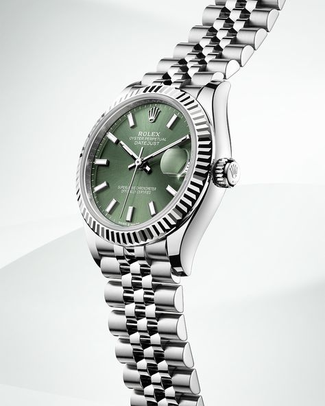 The Datejust 31's mint green, sunray-finish dial creates a delicate contrast with the 18ct white gold fluted bezel and the Jubilee bracelet in Oystersteel. #Rolex #Datejust #101031 Watches Women Black, Rolex Jubilee, Rolex Bracelet, Classy Watch, Fancy Watches, Green Watch, Rolex Date, Rolex Men, Rolex Watch