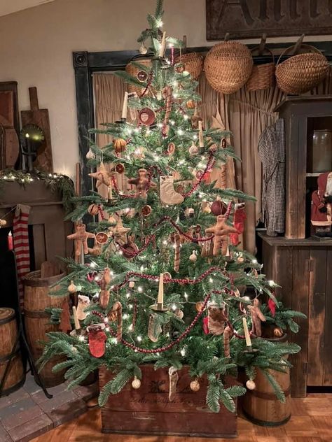 Christmas Primitive Decor, Primitive Christmas Tree, Primitive Country Christmas, Primitive Christmas Decorating, Primitive Christmas Decor, Prim Christmas, Colonial Christmas, Christmas Greenery, Christmas Scenes