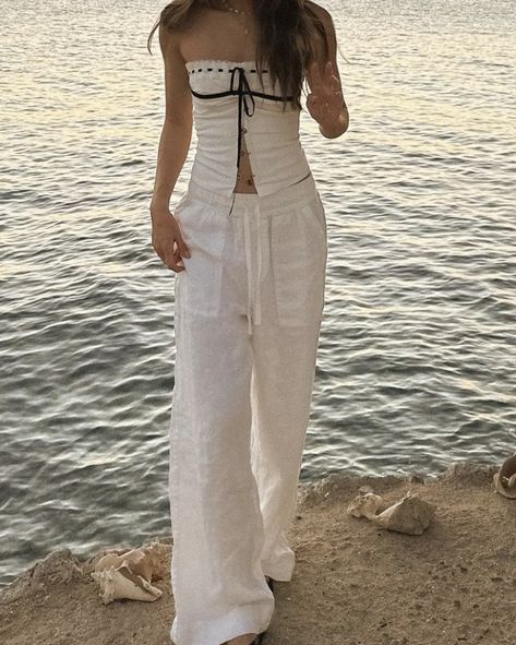 Blue Picnic Outfit, Asia Summer Outfit, White Flowy Outfit, Jeans Beach Outfit, White Simple Outfit, Beach Pants Outfit, Picnic Fits, White Pants Summer, White Pants Outfit Summer