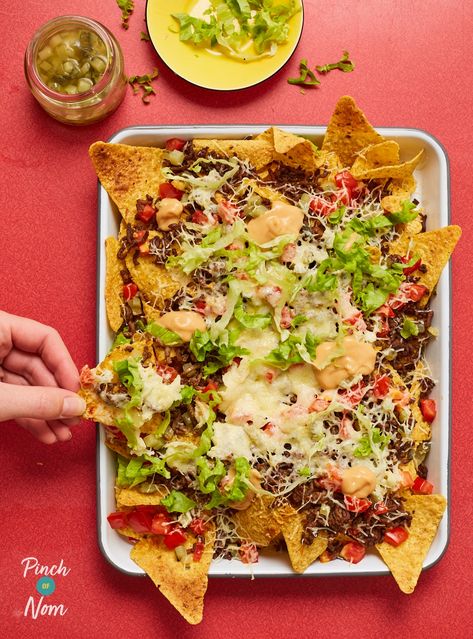 Unique Nachos, Pinch Of Nom Recipes, Cheeseburger Nachos, Noom Meals, Bethany Dobson, Sw Recipes, Cheesy Nachos, Fakeaway Recipes, Pinch Of Nom