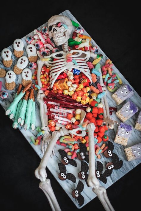 Halloween Skeleton Tablescape, Skeleton Candy Table, Skeleton Dessert Table, Skeleton Candy Board, Grazing Table Halloween, Halloween Trick Or Treat Table Ideas, Skeleton Food Platter, Halloween Grazing Table Ideas, Skeleton Platter