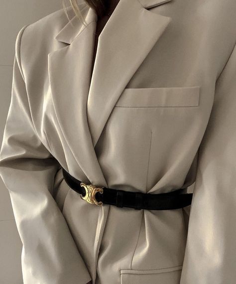 Luxury Chic Fitted Belt, Celine Belt Aesthetic, Black Hermes Belt Outfits, Luxury Chic Women's Chain Belt, Luxury Chic Chain Belt, Celine Belt, Womens Black Belt, Chic Jean Outfits, Trendy Outfit Inspo