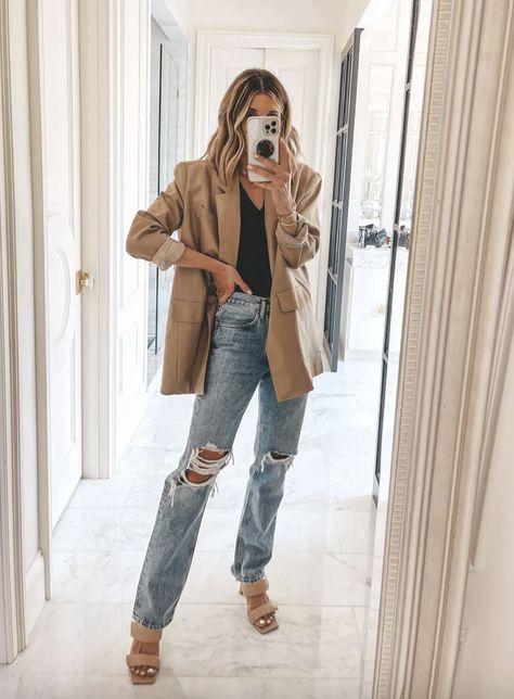 Sand Blazer Outfit Woman, Oversized Khaki Blazer Outfit, Sand Blazer Outfit, Look Blazer Nude, Blazer Nude Outfit, Look Blazer Beige, Creme Blazer Outfit, Khaki Blazer Outfit Women, What To Wear In Germany