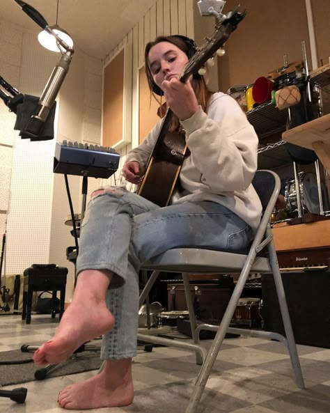 Famous Lifestyle, Kaitlyn Dever, Guitar Girl, Singer Dr, Off Campus, Last Man Standing, Man Standing, Music Aesthetic, Music Studio