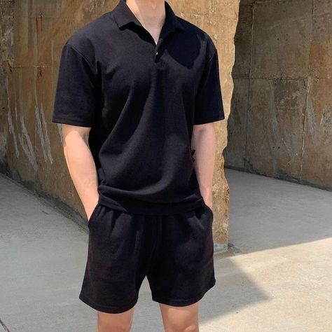 Outfit Men Korean Style, Muscular Men Casual Outfit, Streetwear Korean Men, Men Outfit Korean Style, Aesthetic Polo Outfits Men, Minimalistic Mens Fashion, Mens Clothing Styles Korean, Summer Outfits Korean Men, Casual Aesthetic Outfits Men