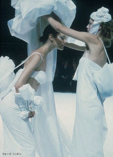 Shalom Harlow and Angela Lindvall at Yohji Yamamoto S/S 1999 “Suitchi” Shalom Harlow Editorial, Shalom Harlow Wallpaper, Yoji Yamamoto, Angela Lindvall, Emma Corrin, Shalom Harlow, Losing A Dog, Oblivion, Yohji Yamamoto