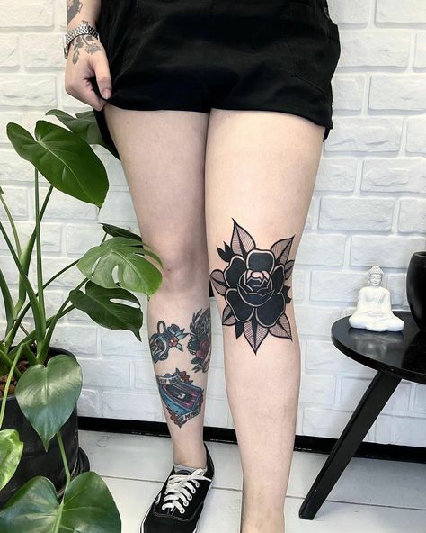 Old school knee tattoo by @vansztattoo on instagram Knee Tattoo Matching, Dark Knee Tattoo Designs, Black Out Knee Tattoo, Above The Knee Cover Up Tattoo, Cover Up Knee Tattoo, Flower Knee Cap Tattoo, Above Knee Traditional Tattoo, Big Knee Tattoo, Knee Tattoo Cover Up