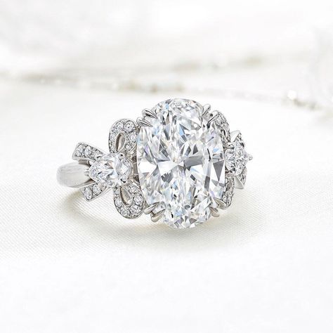 The always romantic bow motif is reimagined with the 5.02 carat Bridal Couture Oval-Shaped #Diamond Engagement Ring featuring a unique and… Engagement Ring Harry Winston, Harry Winston Engagement, Black Diamond Engagement Ring Set, Morganite Engagement Ring Set, Emerald Cut Diamond Engagement Ring, Floral Engagement Ring, Black Diamond Ring Engagement, Harry Winston, Ruby Engagement Ring