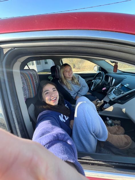 Best Friend Car Aesthetic, Car Photos With Friends, Car Pics With Friends, In The Car With Friends, Friends In Car, Roadtrip Vibes, Besties Poses, Weekend Aesthetic, Besties Pictures