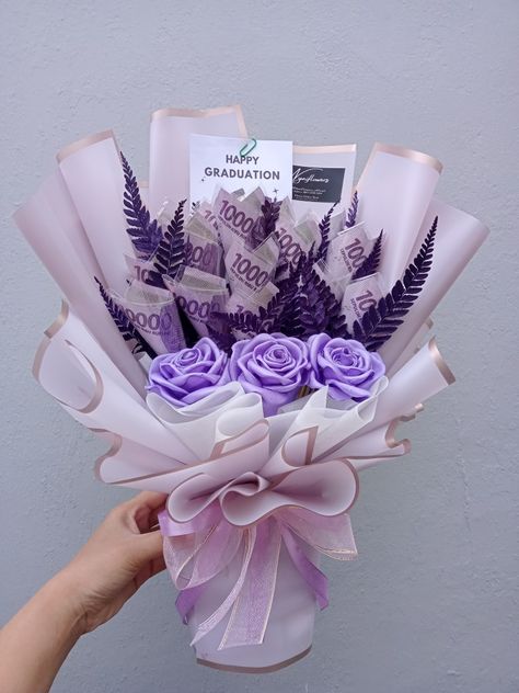 Bucket Uang Wisuda, Money Buket, Money Bouquet Ideas, Bucket Uang, Bucket Gifts, Ribbon Flowers Bouquet, Felt Bouquet, Balloon Bouquet Diy, Diy Bouquet Wrap