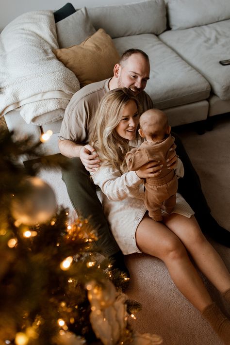 christmas family photos,mechanicsburg family photographer Christmas Home Photoshoot, Home Christmas Photoshoot, Indoor Christmas Photos, Christmas Mini Shoot, Christmas Photos Outfits, Newborn Christmas Photos, Christmas Poses, Christmas Family Photoshoot, Home Photo Shoots