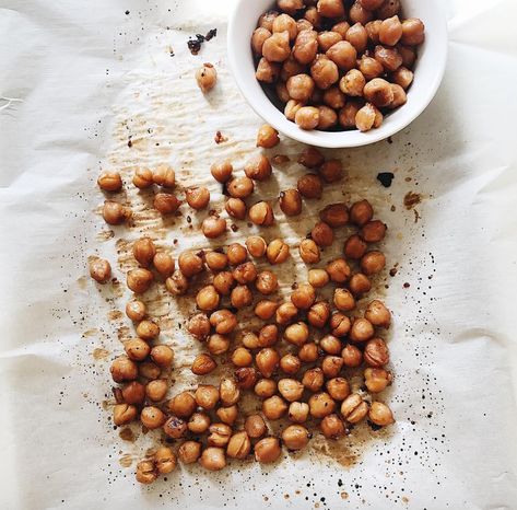 TERIYAKI ROASTED CHICKPEAS Roasted Chickpeas, Teriyaki Sauce, Favorite Snack, Sriracha, Sweet And Salty, Chickpeas, Healthy Life, Vegetarian Recipes, Clean Eating