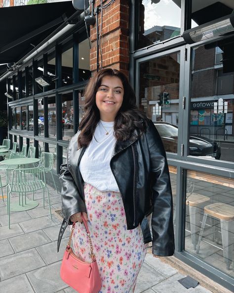 A perfect spring Sunday 💐✨🍽️🫶 swipe for a surprise x Pink Skirt Outfits, Outfit Leather Jacket, Spring Challenge, Pink Floral Skirt, Midsize Fashion, Floral Midi Skirt, Pink Skirt, Skirt Outfits, Fashion Sense