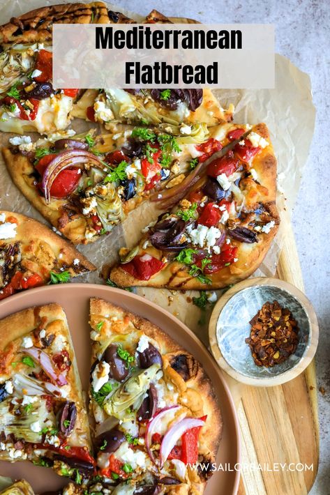 Mediterranean Diet Flatbread, Spicy Mediterranean Recipes, Mediterranean Naan Pizza, Mediterranean Potluck Ideas, Flat Bread Appetizer Ideas, Flat Bread Recipe Toppings, Mediterranean Pizza Recipe, Summer Mediterranean Meals, Mediterranean Diet Bread