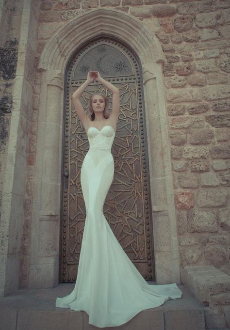 Love this look from afar. White Wedding Gowns, Wedding Robe, Bohol, Couture Wedding, Gorgeous Gowns, Wedding Dresses Simple, Bridal Couture, Elie Saab, Beautiful Gowns