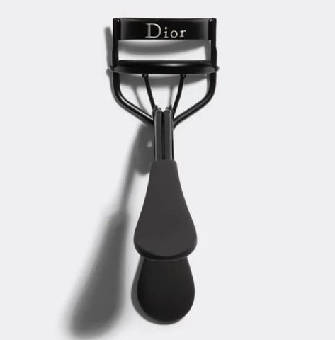 Best Eyelash Curler, Koleksi Parfum, Dior Backstage, Alat Makeup, Eyelash Curlers, Makeup Accesories, Lash Curler, Dior Makeup, How To Apply Mascara