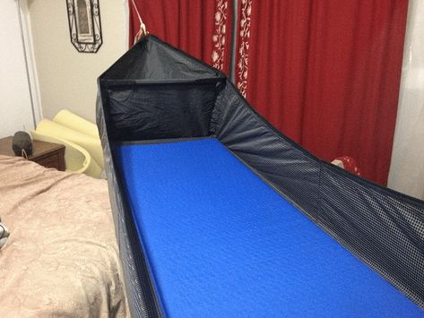 Larp Camping, Hammocks Inside, Sleeping Ideas, Sleeping Hammock, Fly Fishing Knots, Camper Box, Backpacking Meals, Diy Campervan, Hammock Bed