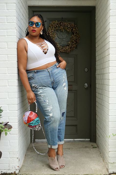 Bralette Outfit Ideas, Plus Size Bralette, Plus Size Tips, Super Models, Bralette Outfit, Target Customer, Bag Outfit, Statement Bag, Curvy Model