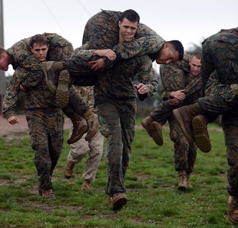 US Marines Tackle the Bottom Field at Commando Training Centre ... Marine Corps Pictures, Marine Corps Aesthetic, Marines Aesthetic, Marines In Combat, Soldier Training, Commando Training, Commando Marine, Pictures Of Soldiers, Women's Military Uniform