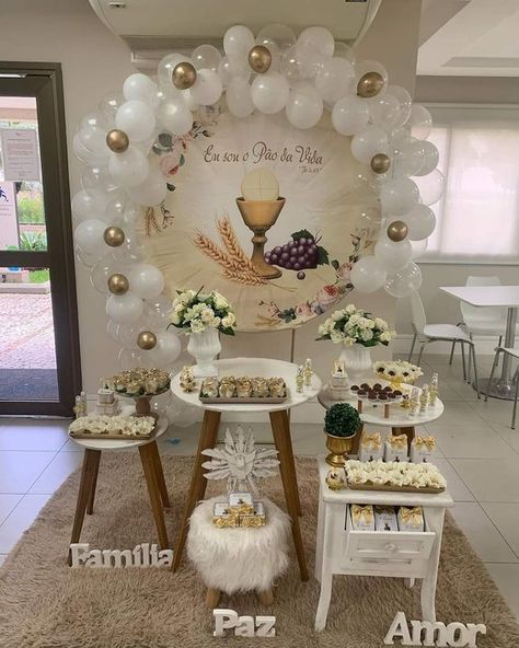 decoración de confirmación con globos y primera comunión Boys First Communion Cakes, Centerpieces With Wine Glasses, First Communion Hairstyles, Communion Centerpieces, Recuerdos Primera Comunion Ideas, Confirmation Party, Girls First Communion Dresses, Holy Communion Party, First Communion Cakes