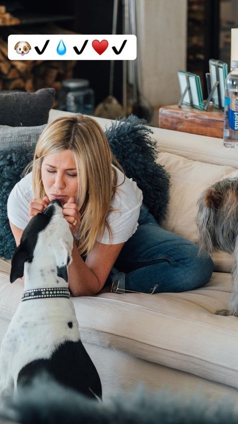 Jennifer Aniston Shares a Peek Inside Her Hollywood Home — See the Photos Jennifer Aniston House, Jennifer Aniston 90s, Nancy Dow, Aniston Hair, Jennifer Aniston Hair, Vince Vaughn, Jennifer Aniston Style, Jenifer Aniston, Jen Aniston