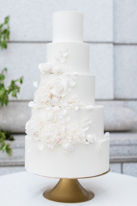 Wedding Cake Elegant Classy, All White Wedding Flowers, Classy Wedding Cakes, America Wedding, Spring Editorial, Classic Black And White Wedding, Park City Wedding, Wedding Cakes Elegant, Classic Wedding Cake