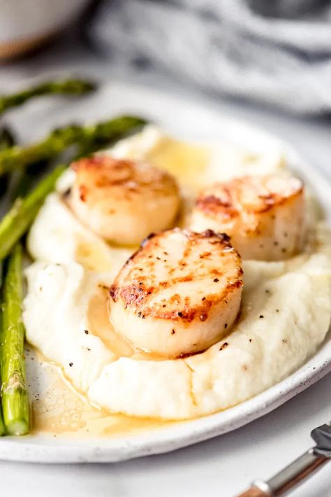 Garlic Butter Seared Scallops (Low carb, Keto) | Gimme Delicious Frozen Scallops, Gimme Delicious, Garlic Mashed Cauliflower, Creamy Mashed Cauliflower, Dried Scallops, Pan Seared Scallops, Seared Scallops, Easy Seafood, Low Carb Sides